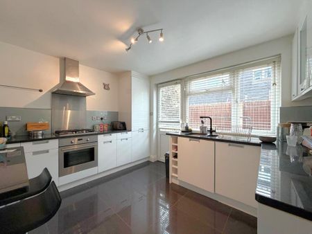 1 bedroom in a house share to rent - Photo 2