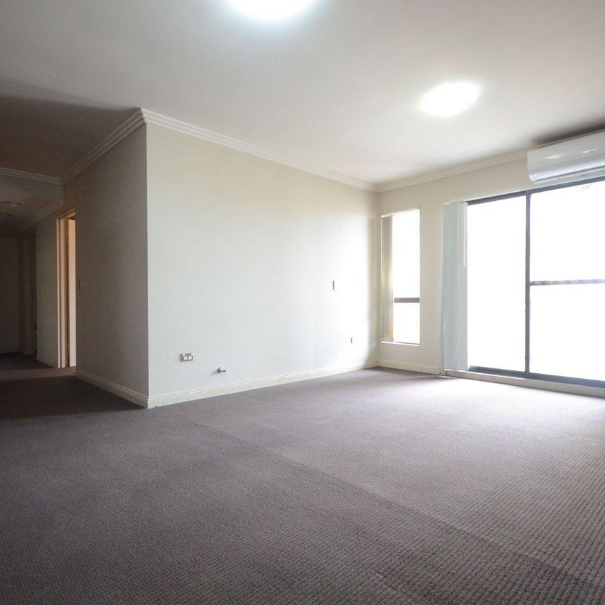 Lovely 2 Bedroom in Handy Location! - Photo 1