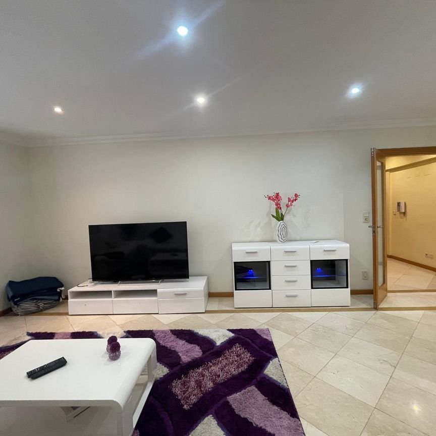 Apartamento T2 para arrendamento com móveis em condomínio fechado no Bairro do Rosário, Cascais - Photo 1