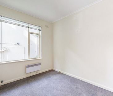 Sunny and spacious - Photo 2