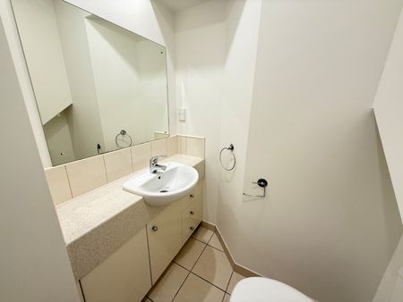 Newly Refurbished 3-Bedroom Duplex Townhouse - Photo 3