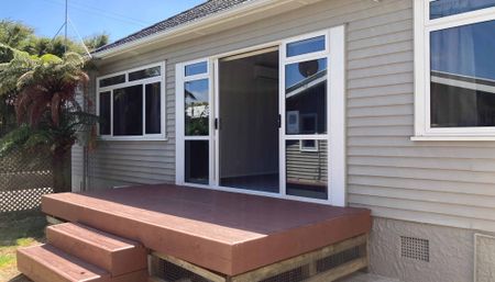 Three bedroom home includes lawns - Photo 4