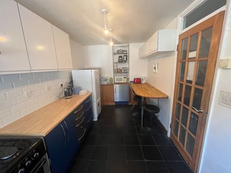 Room in a Shared House, Usk Road, SW11 - Photo 4