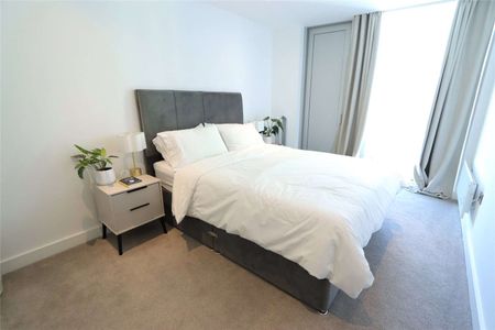 Luxurious Fully Furnished Two Double Bedroom, Two Bathroom Corner Apartment on the 31st floor of the exclusive Deansgate Square with far reaching views of the city. - Photo 2