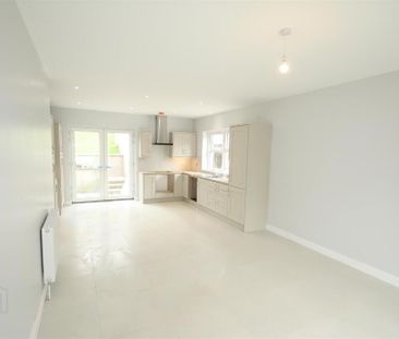 33 Lisburn Road, Ballynahinch, BT24 8TH - Photo 3