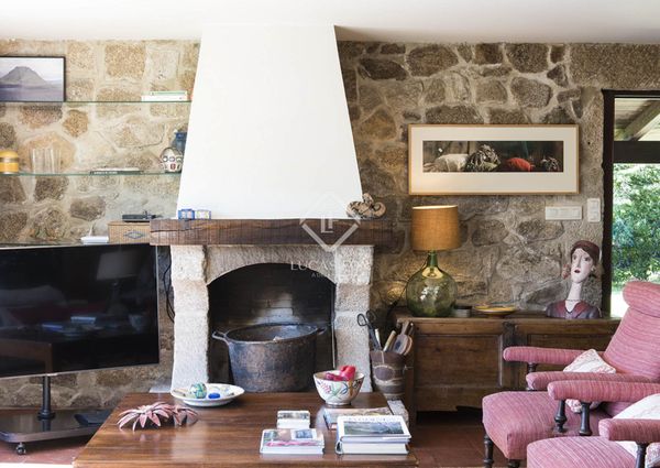 Outstanding country house with privacy, lovely views for long term let located in the Nigran, Pontevedra