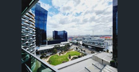 Fully Furnished 1 Bedroom Docklands Apartment With View and Parking - Photo 4