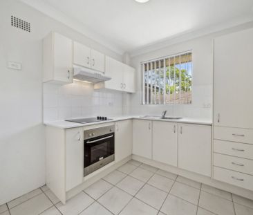 LIGHT AND AIRY 2 BEDROOM APARTMENT IN GREAT LOCATION - Photo 4