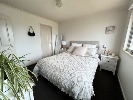 Spacious & Stylish Family Home in Sought-After Highton - Photo 3