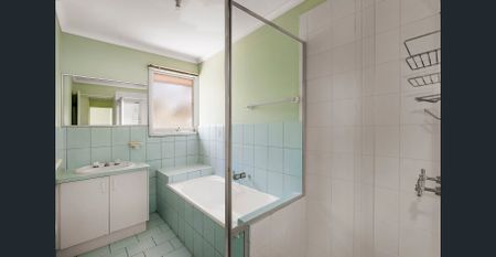 Quiet Rear Single Level Unit in Beverley Hills Primary School Zone! - Photo 5