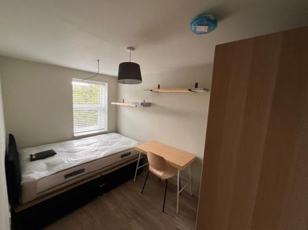 3 bed Apartment for Rent - Photo 4