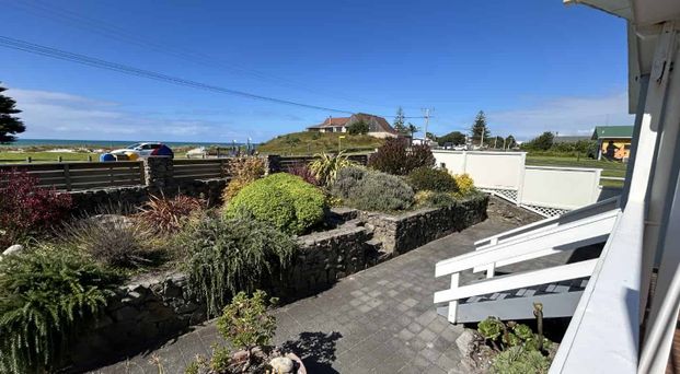 THREE BEDROOMS - PUKEHINA BEACH - Photo 1