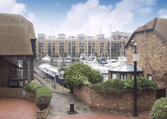 A bright 2 bedroom split level apartment in a purpose built development overlooking St. Katharine Docks. The apartment benefits from a private terrace and garage. - Photo 1