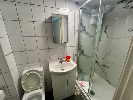 1 bedroom in a house share to rent - Photo 4