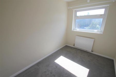 3 bedroom end of terrace house to rent - Photo 3
