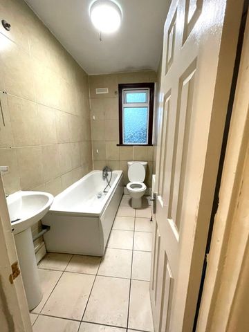 two bedroom first floor flat close to seven king station - £1900 - Photo 5