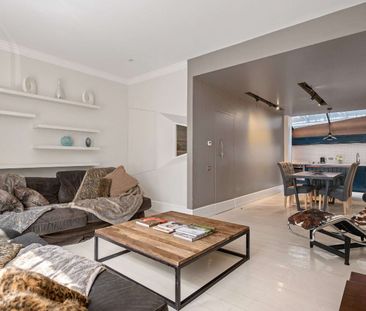 An incredible period property in Spitalfields. - Photo 2