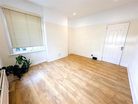 3 bedroom flat to rent - Photo 4