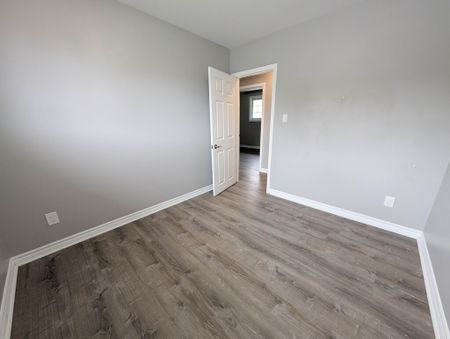 Bright and Comfortable 3-Bedroom Unit in Niagara Falls! - Photo 3