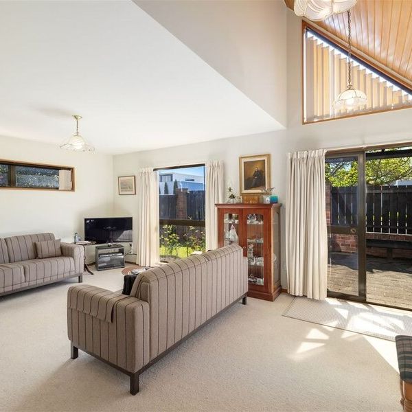 Executive Townhouse in Merivale! - Photo 1