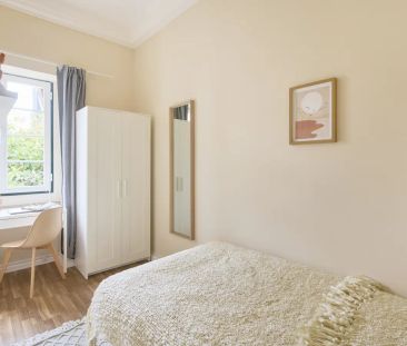 Room in a shared 11-bedroom apartment for rent in Lisbon, all bills... - Photo 4