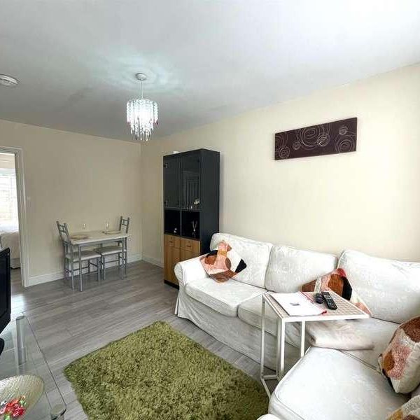 Long Lane, Ickenham, UB10 - Photo 1