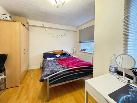 Nightingale Shott, Egham, Surrey, TW20 9SU - Photo 2