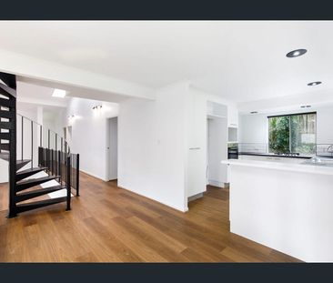 Central Noosa Heads location - Walk to Noosa Junction & Hastings St... - Photo 5