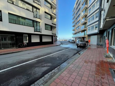 Totaal gerenoveerd, luxueus afgewerkt appartement met drie slaapkamers en zijdelings zeezicht, gelegen in het Zoute. - Photo 3