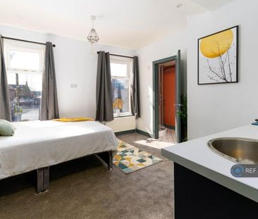 £845 pcm (ensuite and kitchenette) in shared house : £845 per month - Photo 2