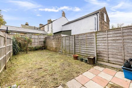 3 bedroom terraced house to rent - Photo 3