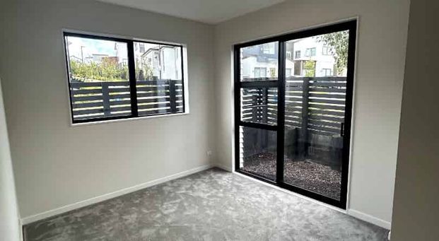 3 Bedroom Townhouse in Central Silverdale - Photo 1