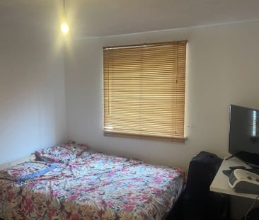 3 bed flat to rent in Maria Court, Hythe - Photo 1