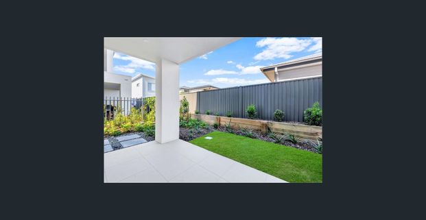 Hope Island Living – 4 Bedroom + Study Townhome - Photo 1