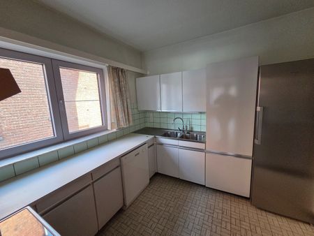 Uitzonderlijk ruim appartement met 4 slaapkamers, bureau en dubbele garage - Photo 4