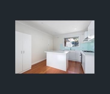 LOCATION AND STYLE - Photo 3