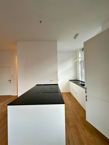 Volledig gerenoveerd gelijkvloers appartement met 2 slaapkamers te huur in Merksem - Photo 2