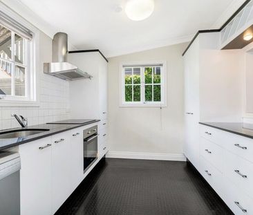 Charming Cottage in the Heart of Brisbane - Walk to Everything! - Photo 5