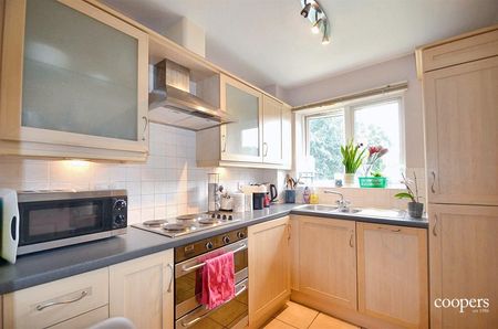 Royal Court, Hume Way, Ruislip, HA4 - Photo 3