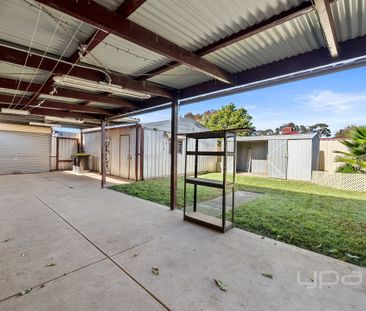 3 BEDROOM FAMILY HOME HUGE SHED - Photo 2