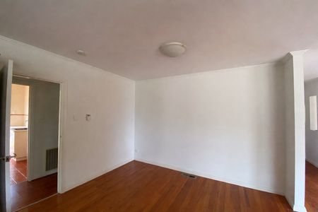 Low-Maintenance Townhouse in a Prime Essendon West Location - Photo 2