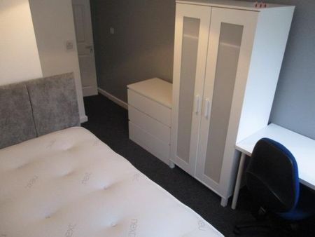 4 bedroom semi-detached house to rent - Photo 3