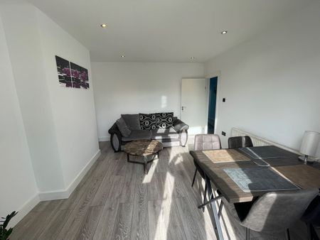 1 Bed Maisonette, Selborne Gardens, NW4 - Photo 2