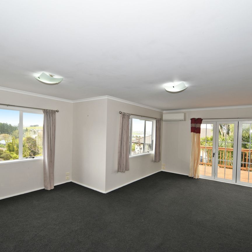 LARGE FAMILY HOME! - Photo 1