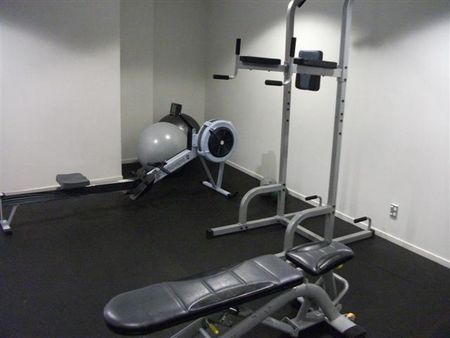 Bright apartment with wrap around balcony - Photo 3