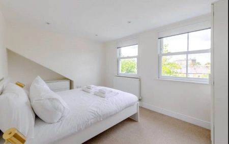 4 bedroom maisonette in London - Photo 4