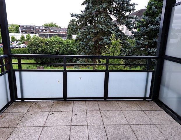 Einziehen und Wohlfühlen - schicke 2-Zimmer-Wohnung mit Vinylboden und Balkon zentral gelegen... - Photo 1