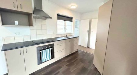 Hottest Price in Town - Priced Reduced $600p/w - Photo 5