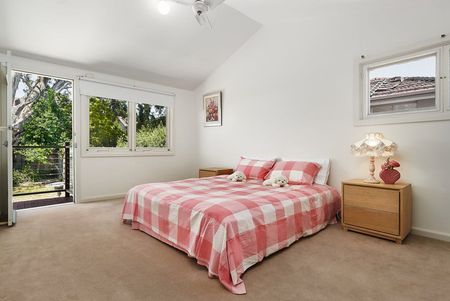 Place your family with perfect park-side poise - Photo 3