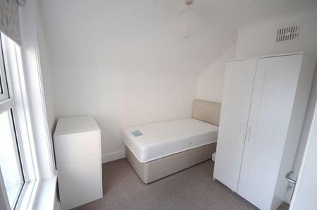 1 bedroom in a flat share to rent - Photo 4